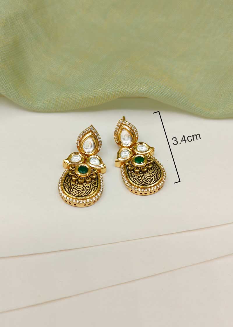 Antique Floral Motif Kundan And Cubic Zircon Matt Gold Pendent Set With Chain