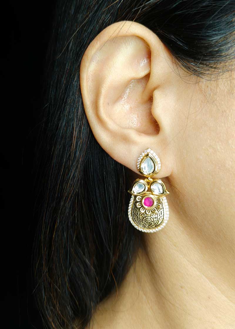 Antique Floral Motif Kundan And Cubic Zircon Matt Gold Pendent Set With Chain