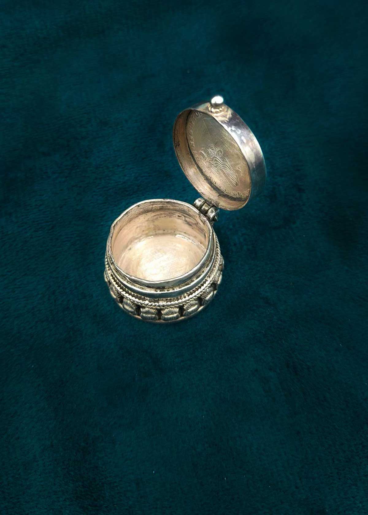 92.5 Sterling Silver 1902 Sovereign Embossing Coin Sindoor Box / Kumkum Box