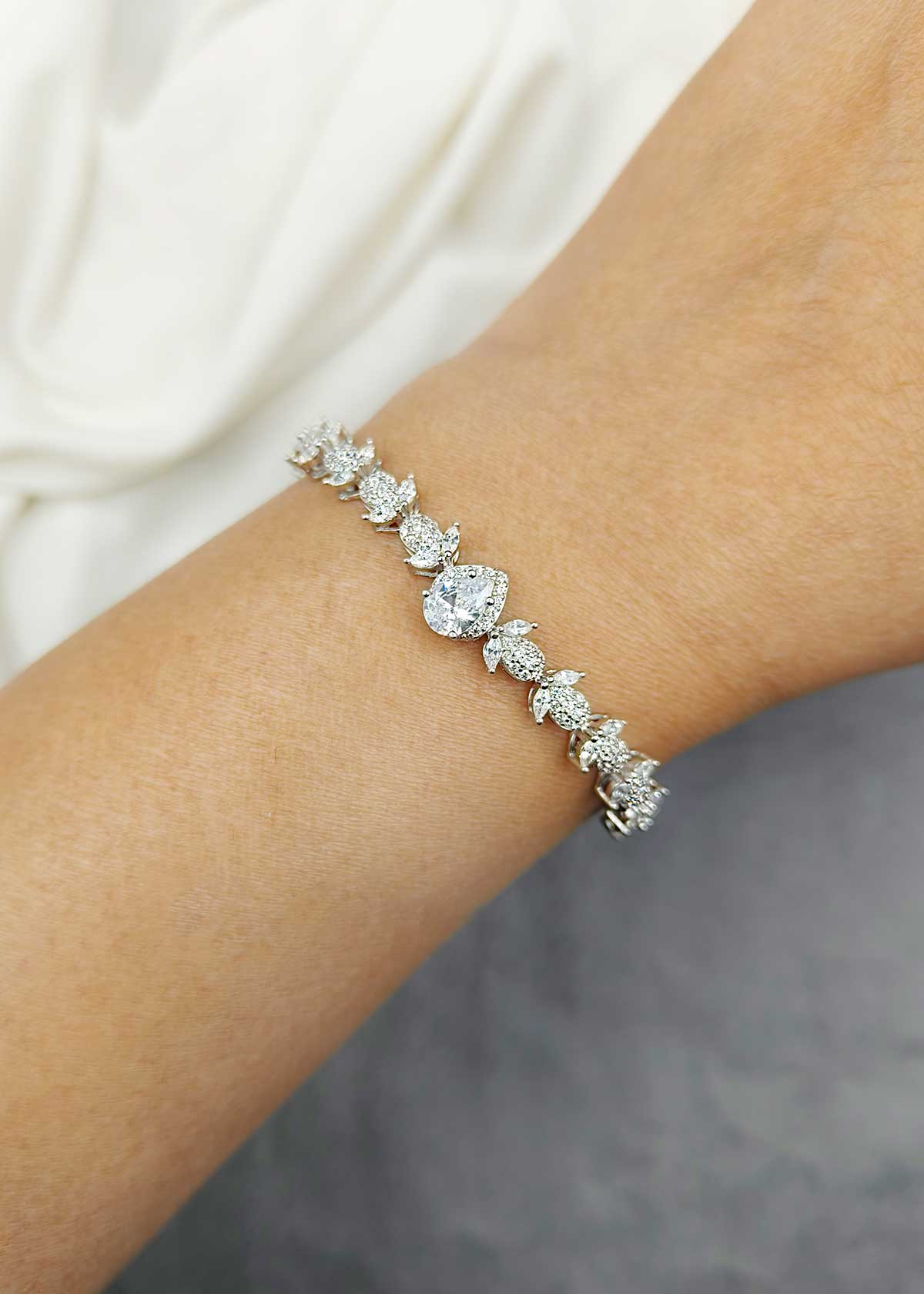 92.5 Sterling Silver Teardrop Cubic Zircon Loose Bracelet For Women