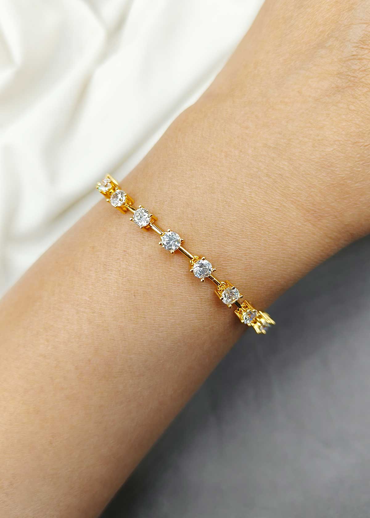 Radiant Round Cut Cubic Zircon Link Loose Bracelet For Women