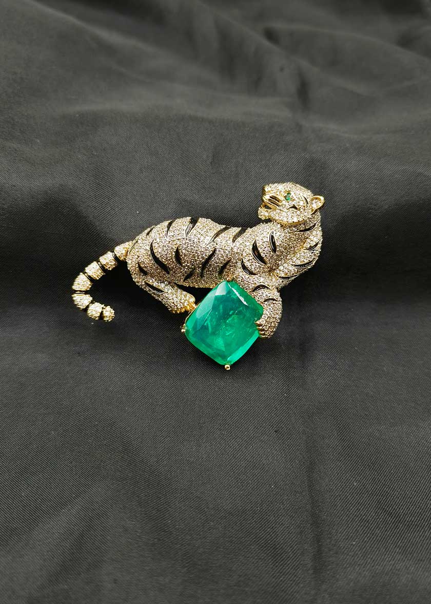 Matte Gold Plated Cubic Zircon Tiger Motif Brooch / Lapel Pin With Mint Stone