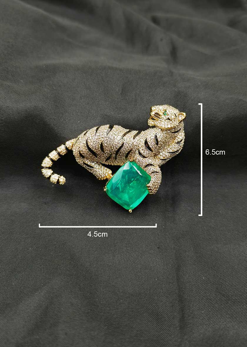 Matte Gold Plated Cubic Zircon Tiger Motif Brooch / Lapel Pin With Mint Stone