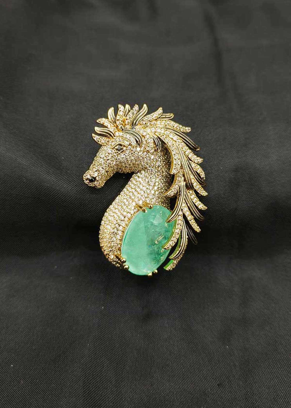 Vintage Inspired Emerald Green Antique Gold Plated Cubic Zircon Horse Motif Brooch / Lapel Pin