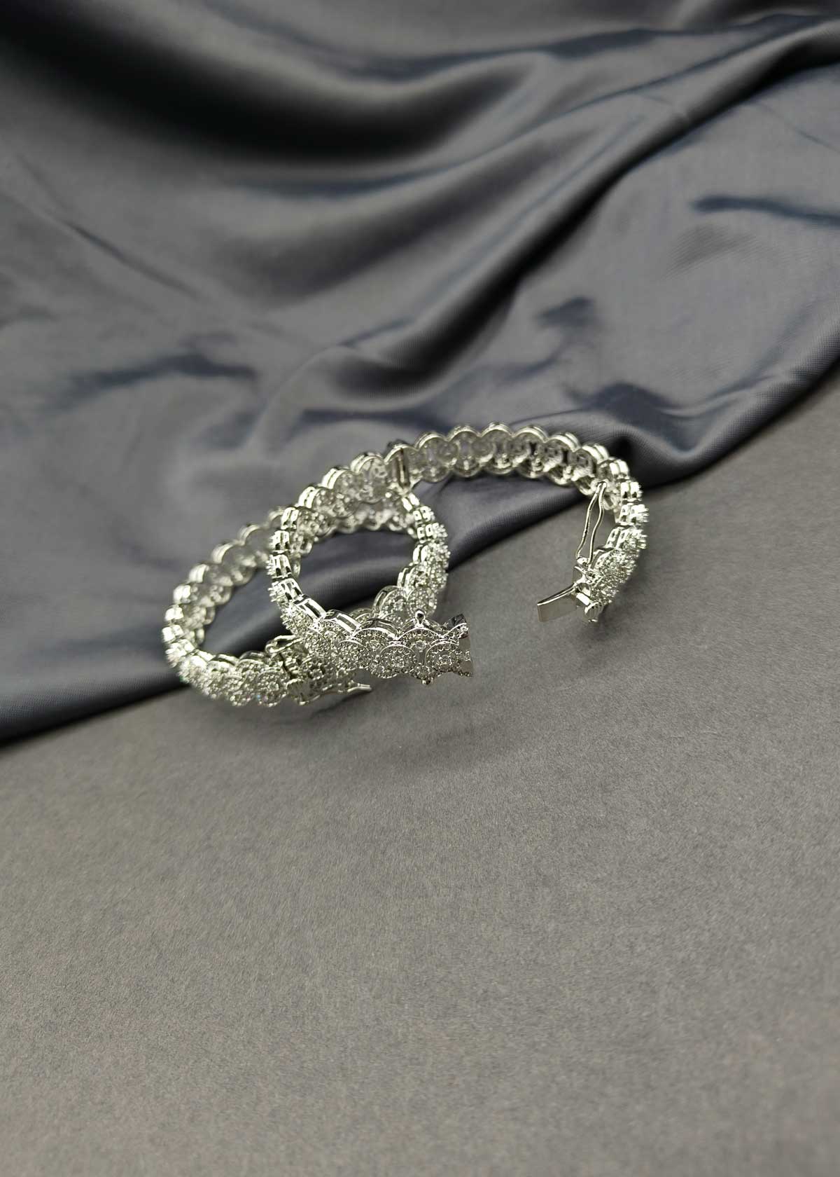 Luxurious Interlocking Circle Design Silver Plated Cubic Zircon Openable Bangles