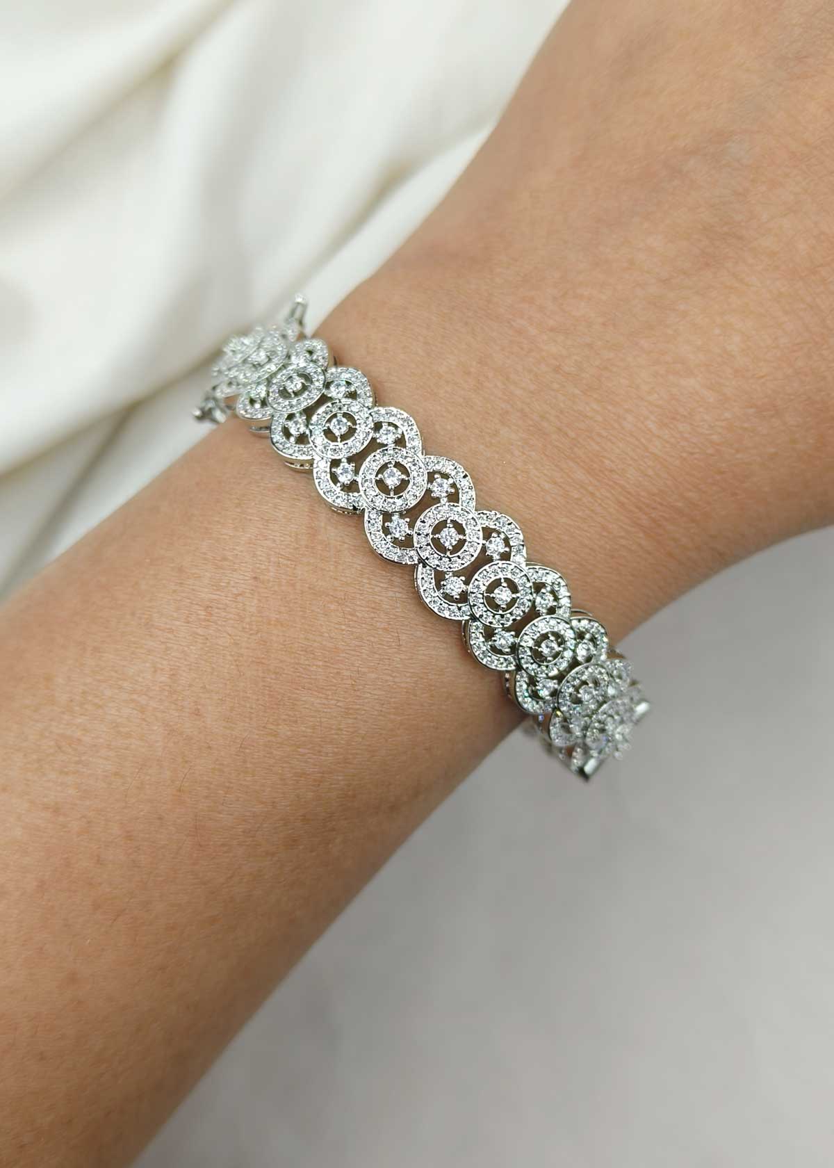 Luxurious Interlocking Circle Design Silver Plated Cubic Zircon Openable Bangles