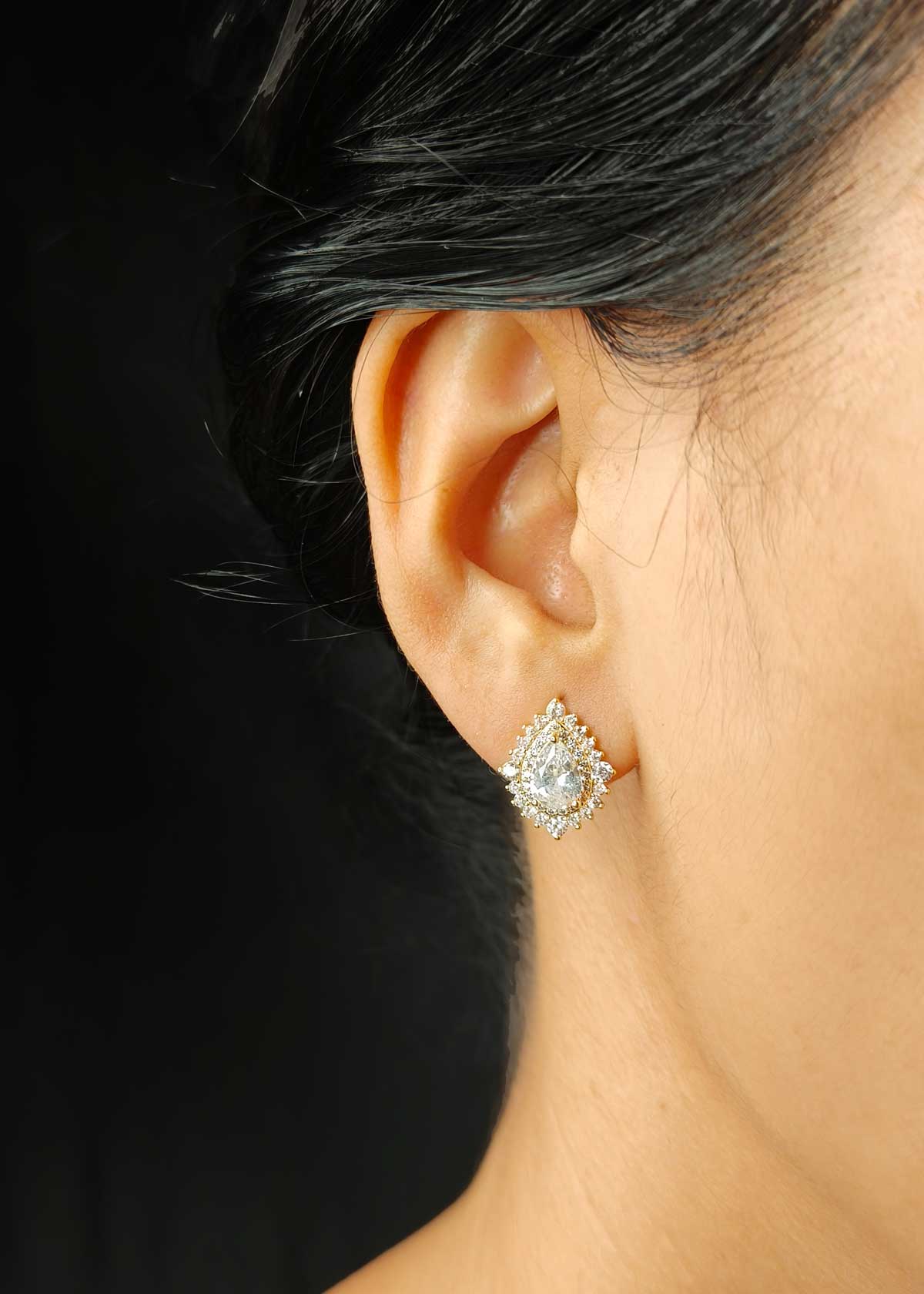 Premium Gold Plated Cubic Zircon Teardrop Pendant Set With Delicate Chain