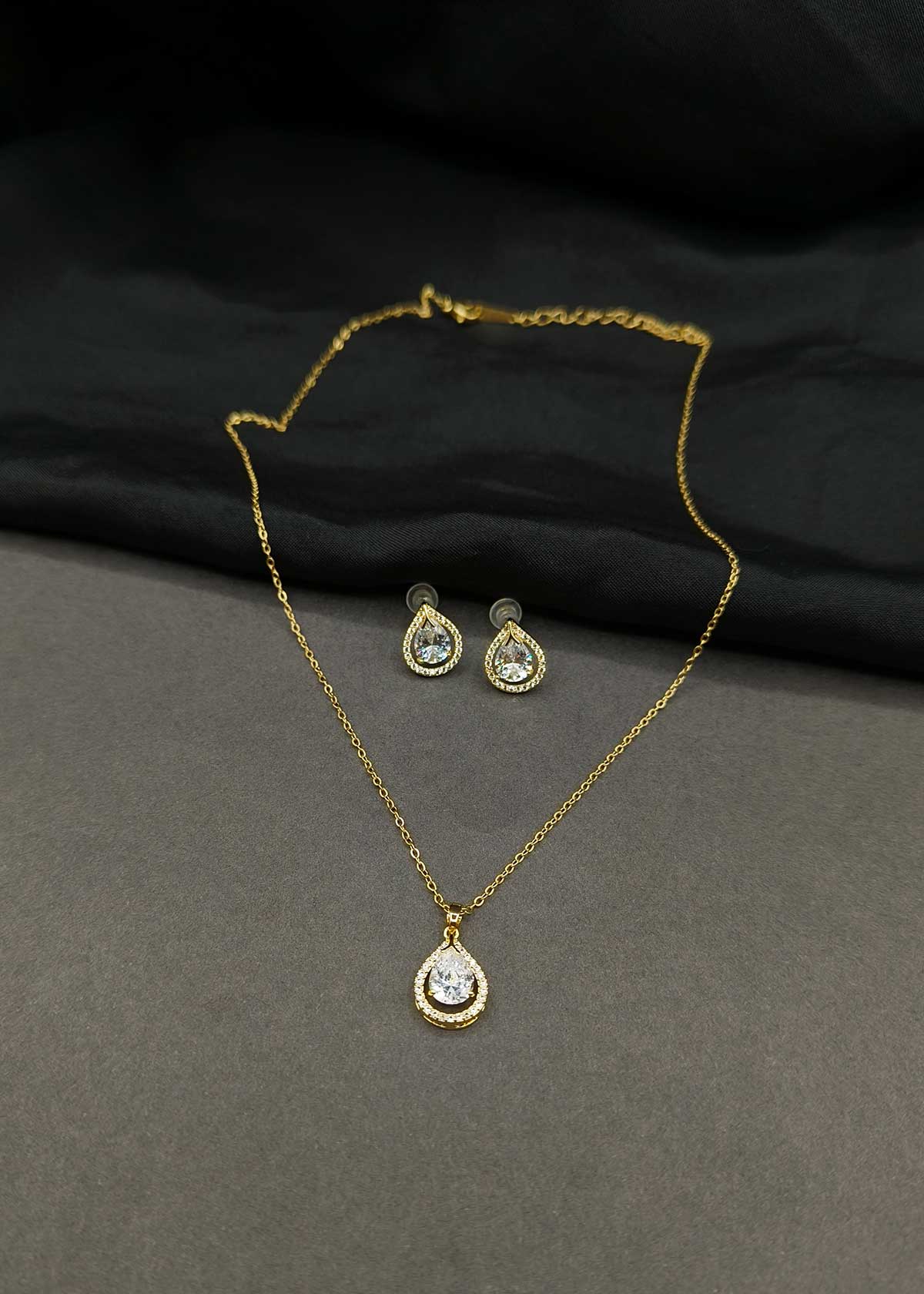 Beautiful Tear-Shaped Solitaire Halo Pendant Set With Chain For Women