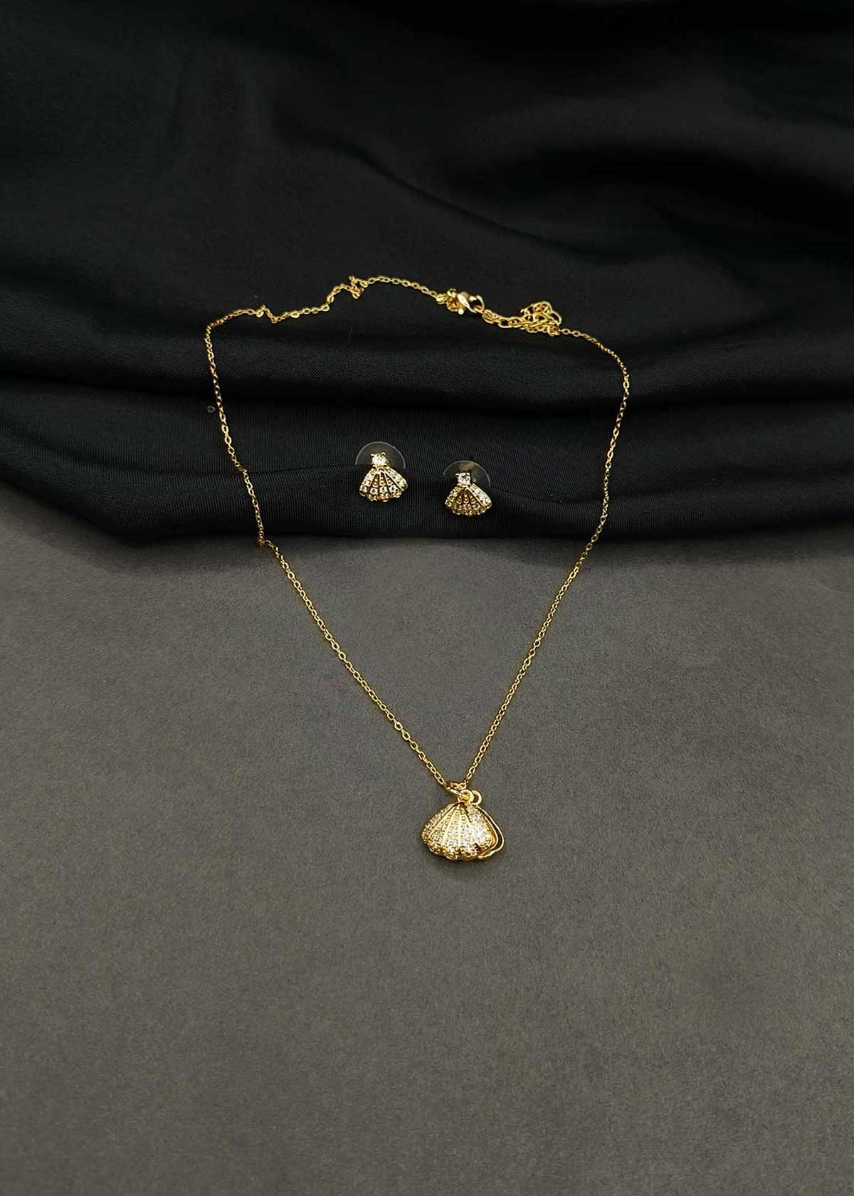 Coastal-Inspired Cubic Zircon Pearl Seashell Pendant Set With Chain For Women