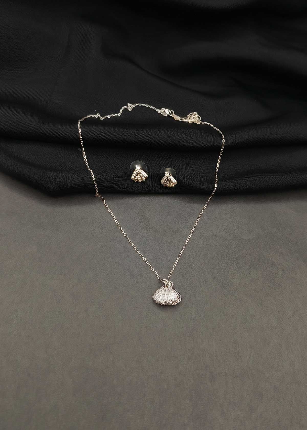 Coastal-Inspired Cubic Zircon Pearl Seashell Pendant Set With Chain For Women