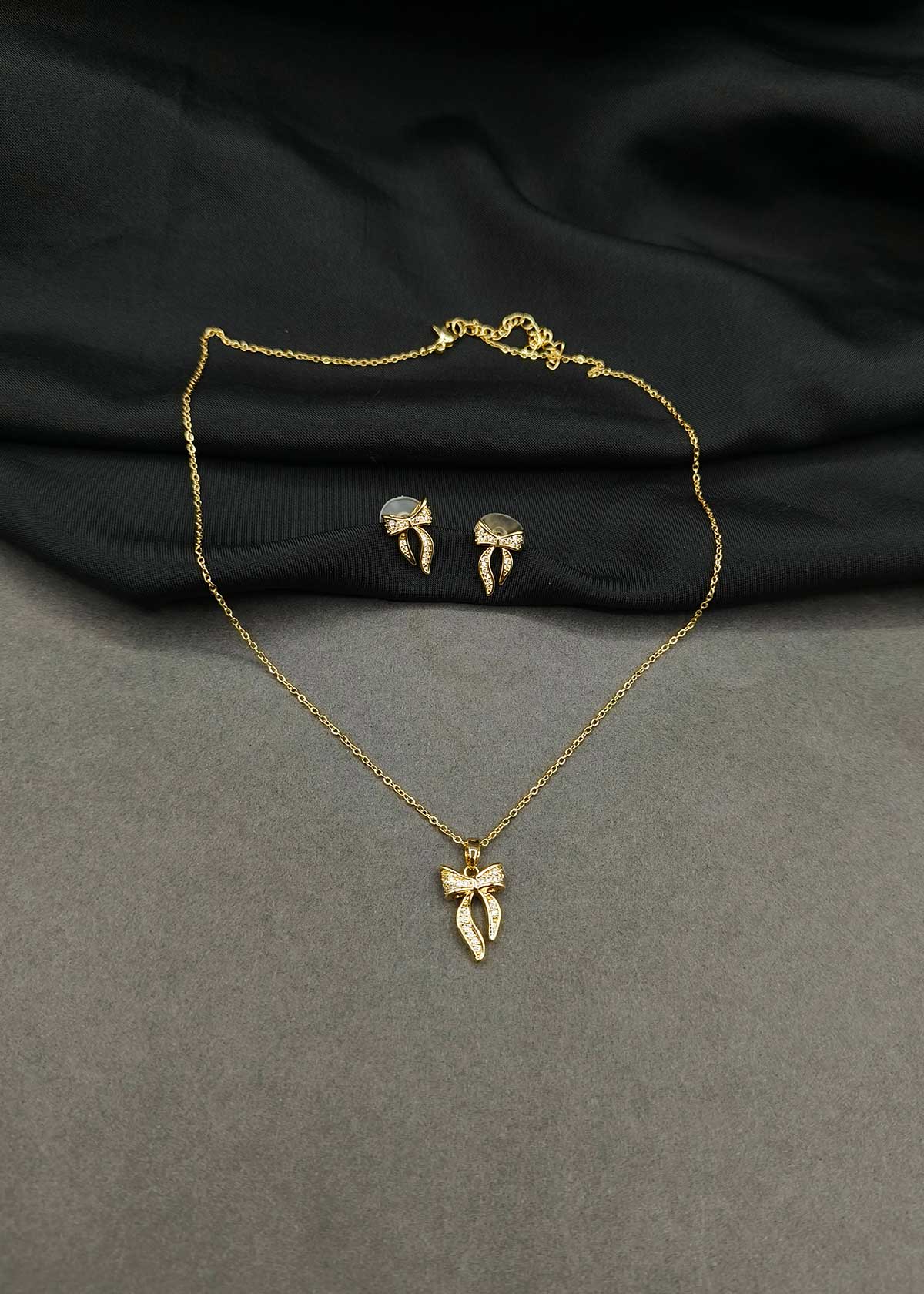 Charming Bow Pendant Set With Chain For Women