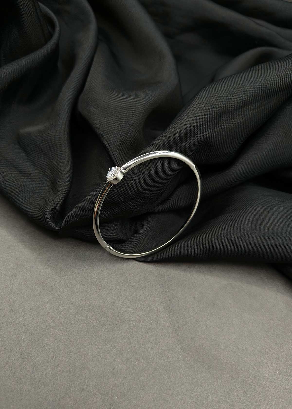 Chic Solitaire Hinged Openable Kada Bracelet For Women