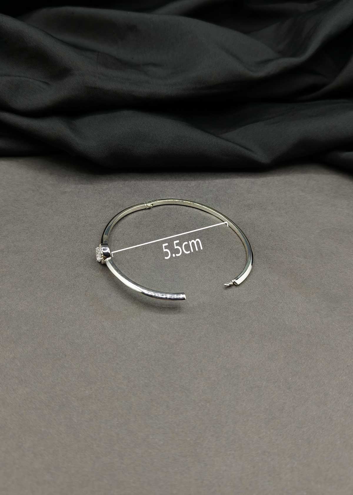 Chic Solitaire Hinged Openable Kada Bracelet For Women