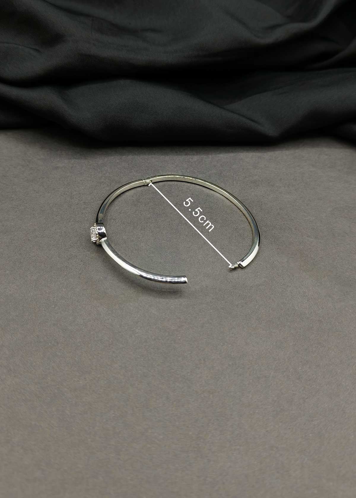 Chic Solitaire Hinged Openable Kada Bracelet For Women