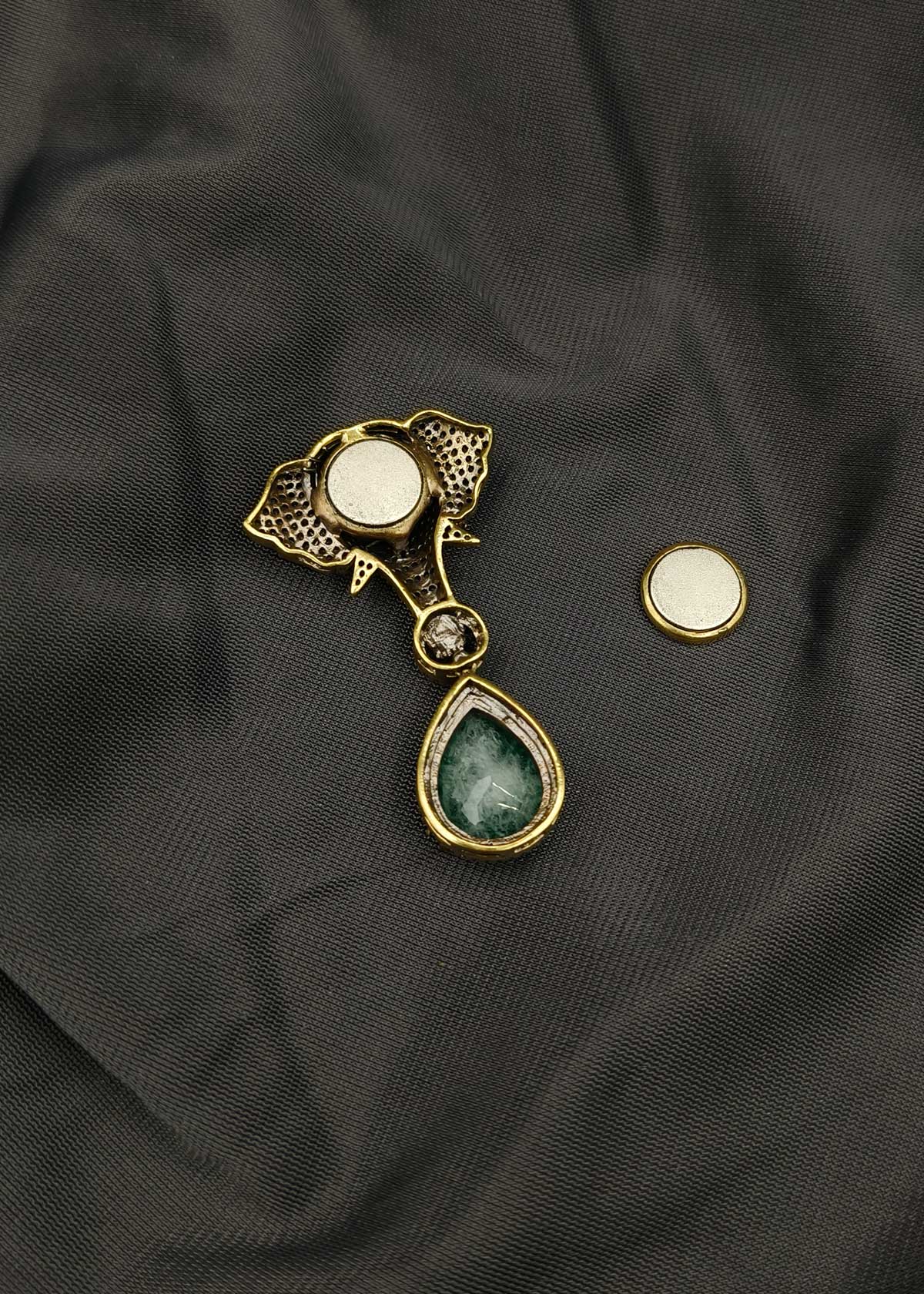 Grand Diamond-Look Cubic Zircon & Emerald Elephant Figurine Magnetic Brooch / Lapel Pin