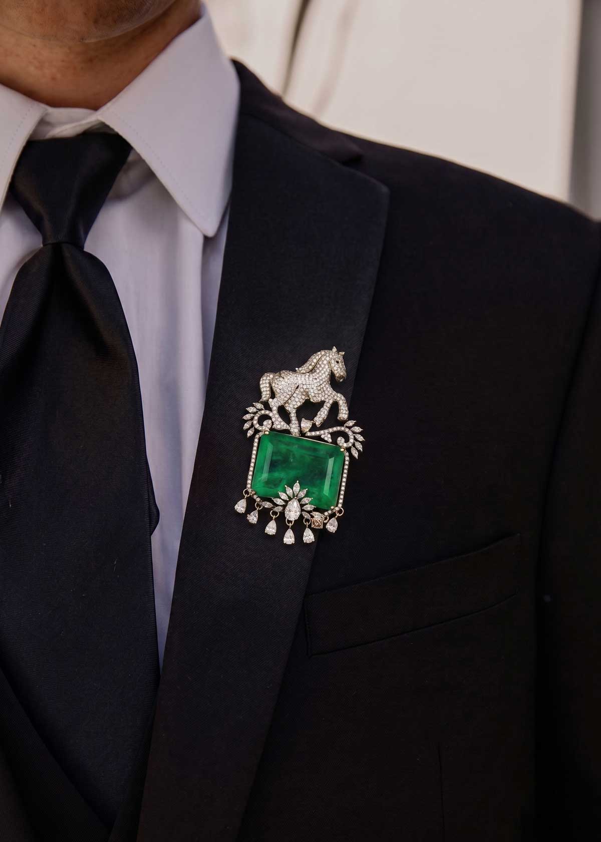 Vintage Style Cubic Zircon & Marquise Horse Medallion Brooch / Lapel Pin With Big Emerald Stone & Hanging Drops