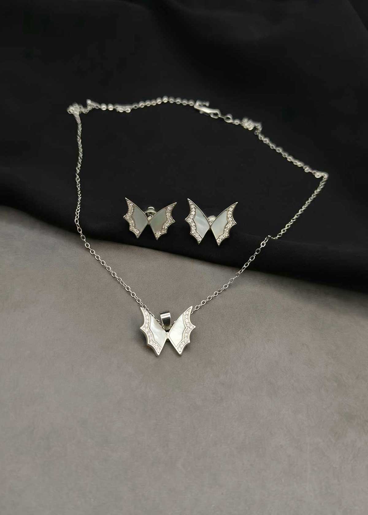 Graceful Micro-Pavé Cubic Zircon & Mother Of Pearl Butterfly Pendant Set With Chain