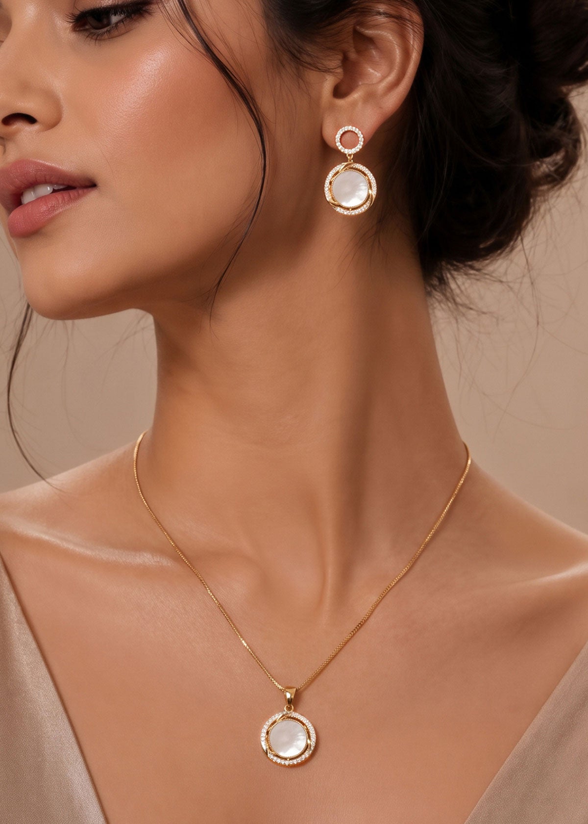 Mother Of Pearl & Cubic Zircon Circular Pendant Set With Chain For Women