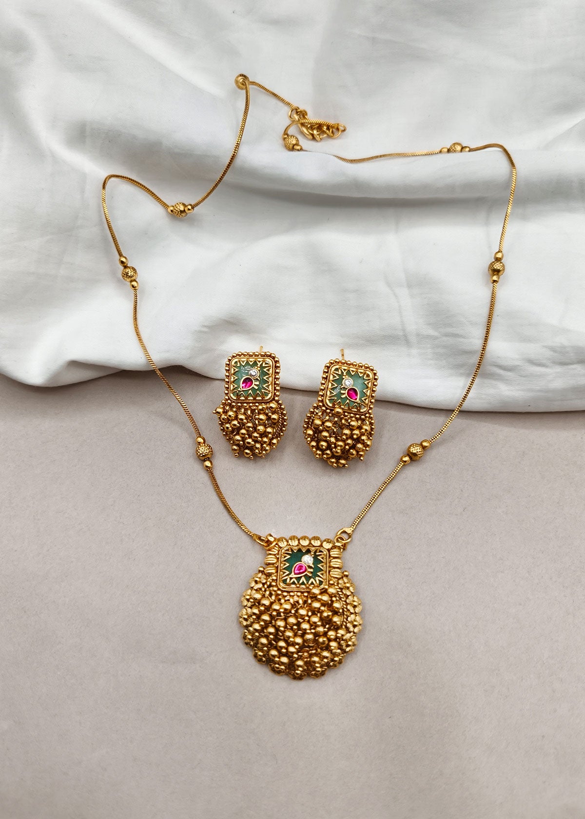 Kundan & Kemp Stone Pendant Adjustable Necklace Set With Ghungroo Cluster For Women