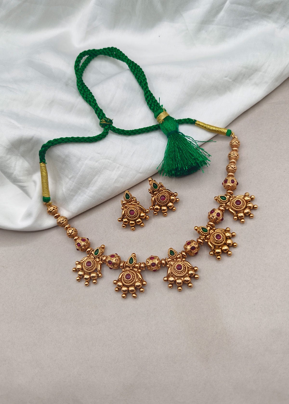 Antique Style Kemp Stone Floral Motif Short Adjustable Necklace Set For Women