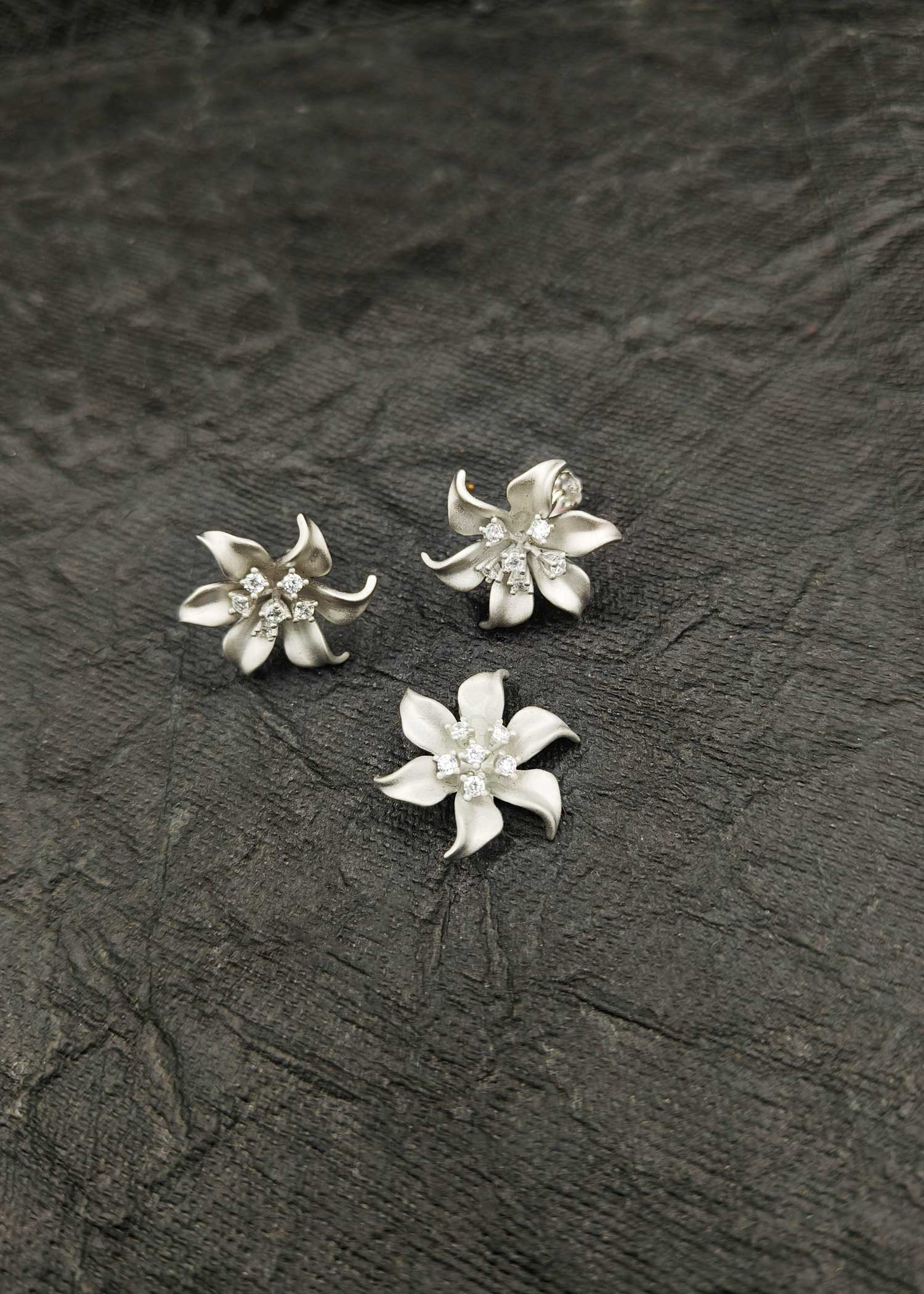 92.5 Sterling Silver Zircon Floral Pendant Set