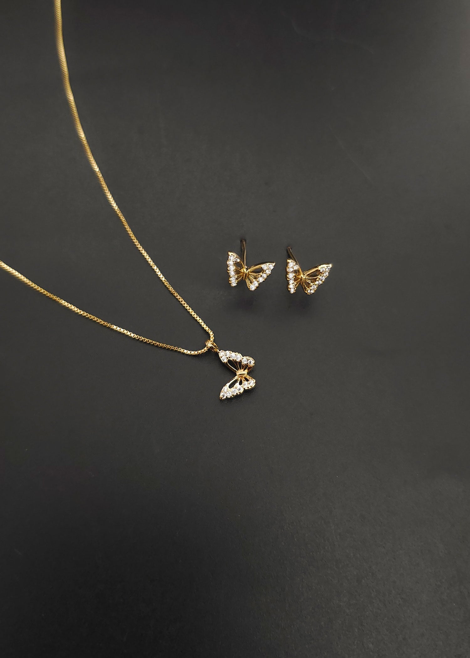 Gold pendant set